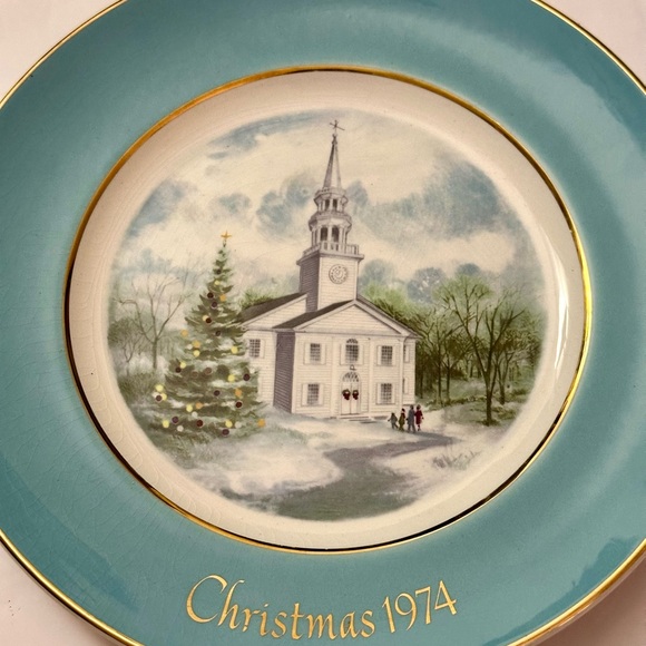 Vintage Avon Wedgwood 1974 Christmas Plate, Country Church Collectible - Picture 7 of 15
